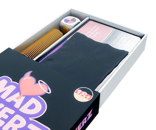 MadLoverz Erotisk Spel: Låda med kort, symboler och ett tygstycke, märkt 18+ med hjärta och halo på locket - perfekt som ett erotiskt sällskapsspel för par som söker sensuella uppgifter.