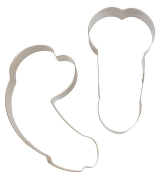 Två kakformar i metall, en formad som en jordnöt och den andra som en skallra, på en vit bakgrund – perfekt för att skapa lekfulla Bakform Penis-designer.