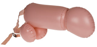 Cock Fighting Partyspels uppblåsbara dräkt liknar humoristiskt anatomi med sin rosa färg och justerbara remmar för enkel bäring.