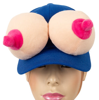 Baseballkeps med två mjuka bröst i tecknad stil och rosa bröstvårtor fästa på framsidan.