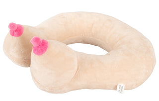 Rolig Bröst Nackkudde - beige nackkudde formad som bröst med rosa bröstvårtor på varje ände. En rolig och unik presentidé för resan!.