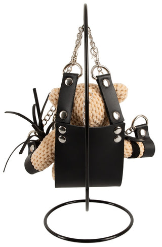 BDSM Nalle i Mini-Gunga: En virkad björn i en svart lädersele och fasthållningsanordningar, upphängd på en minigunga - ett måste för fans av lekfull design.