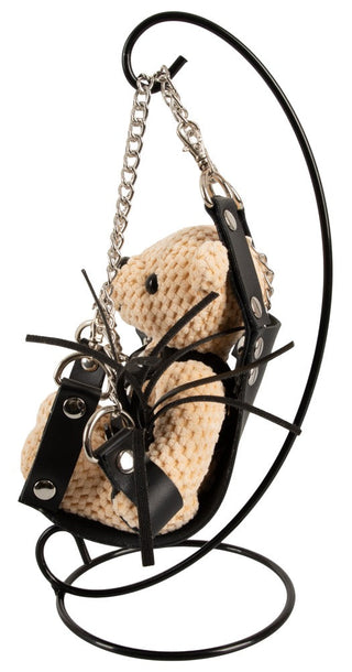 BDSM Nalle i Mini-Gunga: En virkad BDSM-nalle i svart lädersele sitter på en metallgunga med kedjor - en unik samlarfavorit och lekfull mini-sexswing-detalj.