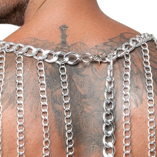 Ett set bestående av ett halsband och en kjol i silverfärgad ringbrynja med sammanlänkade metallringar, som här visas draperat över axlarna.