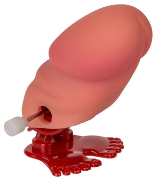Vi presenterar Rolig Vandrande Willy, en fräck nyhet som är perfekt för festdekoration eller svensexor. Denna rosa tecknade botten, komplett med en liten klubba på toppen och röda plastfötter, kommer säkerligen att bli livet för alla fester.