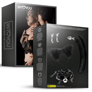 Intoyou BDSM Cosplay Set 4 Delar innehåller olika tillbehör: en buttplug med svans, krage, munkavle och bröstvårtskedjor - allt förpackat i en låda med ett par som omfamnar varandra.