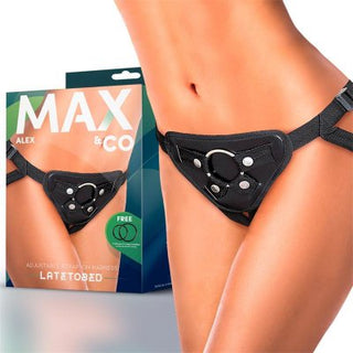 Närbild av en person som bär en svart Justerbar Strap-On-sele. En låda med produktmärke syns i bakgrunden, vilket tyder på kompatibilitet med dildos för anpassningsbara upplevelser.