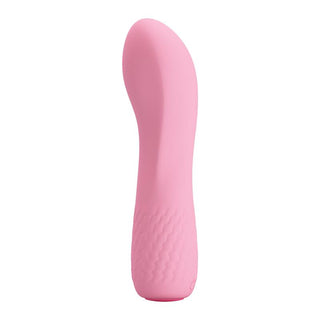 Pretty Love Alice Mini Vibrator, i rosa medicinsk silikon, har en böjd spets och texturerat grepp vid basen. Den står upprätt på en vit bakgrund.