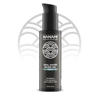 Svart flaska med Nanami Anal Relax 100 ml med vågdesign och text, mot ett svagt cirkulärt vågmönster.