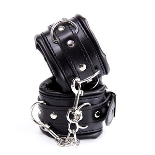 BDSM Fotbojor PU-läder med metallspännen och clips, elegant staplade på vit bakgrund—idealiska för bondageälskare som söker både stil och funktion.