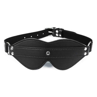 IntoYou Justerbar Ögonmask är en svart ögonmask gjord av imiterat läder, framhävd av silvernitar och ett spänne för en edgy look.