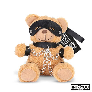 Bubu BDSM Teddy Nyckelring har en plyschnalle i veganskt läder med bojor och kedjor, med en bifogad tagg - en unik och dekorativ BDSM-nalle nyckelring.