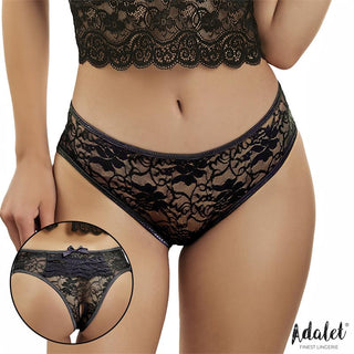 En kvinna bär Camila Öppna Spets Trosor, ett svart spetsunderkläder set med blomstrande spets och en sensuell rosett. Närbild visar de matchande öppna grentrosorna; Adalets varumärke är synligt.