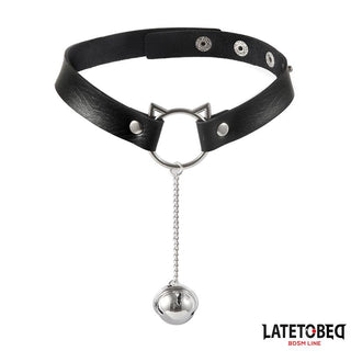 Latetobed Cat Ear Collar är en choker i svart läder med en kattöronformad ring och en dinglande silverklocka, med logotypen LATETOBED BDSM LINE - en slående BDSM-accessoar.