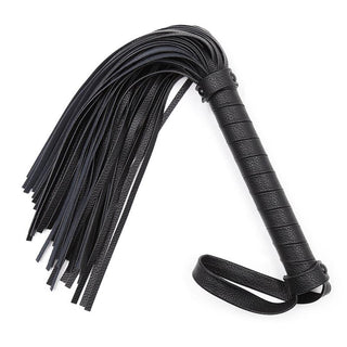 Latetobed Classic Flogger 42cm är en kompakt BDSM-leksak med flera svarta lädersvansar och ett omlindat, ergonomiskt handtag som ger en bekväm men intensiv upplevelse.