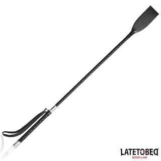Svart BDSM Piska 60cm PU Läder är en svart piska med handledsrem och texturerat handtag tillverkad av veganskt PU-läder, märkt LATETOBEQ BDSM LINE - perfekt för dominanslekar.