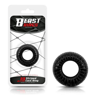 Förpackningen med Beast Flexibel Cockring, en mörk, räfflad, cirkulär ring märkt med "19", beskriver den som en randig penisring med en elegant webbliknande design som lovar ökad uthållighet.