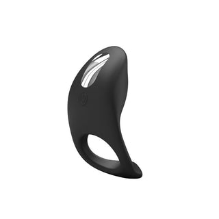 Penisring i svart silikon med böjd design och metallisk accent, på vit bakgrund.