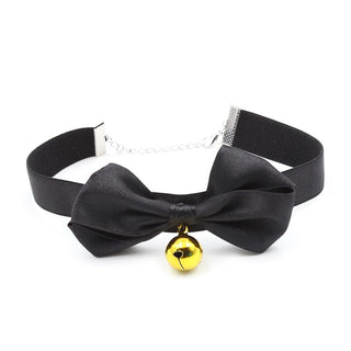 Black Bow BDSM Collar är en svart choker med en stor svart rosett och en liten guldklocka, vilket gör detta justerbart halsband till en lekfull accessoar för alla looks.