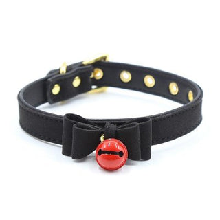 Halsband Med Rosett, ett svart katthalsband med rosett, har en röd klocka och guldknoppar, vilket skapar en förförisk atmosfär.
