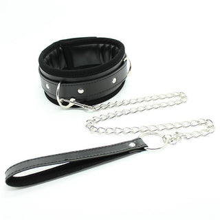 Latetobed Justerbart Halsband är ett BDSM-halsband i svart läder med metallnitar, justerbar design och ett avtagbart silverfärgat kedjekoppel med läderhandtag.