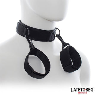 Halsband med handledsfästen i svart nylon som visas på en skyltdocka, handledsfästena fastsatta; "LATETOBEG BDSM LINE"-logotypen visas i hörnet.