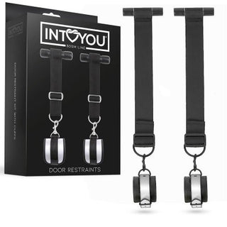 IntoYou Door Restraint Kit innehåller två justerbara svarta remmar och manschetter, idealiska för att utforska din erotiska fantasi.