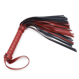 Mjuk Flogger Piska 40 cm, med sina premium röda och svarta läderfransar och inslagna handtag, utstrålar en lyxig känsla då den vilar elegant på en vit yta.