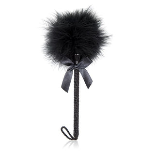 Svart Fjäderkittlare 25 cm med satinrosett och flätat handtag erbjuder erotiska kroppsstimulans, visad mot vit bakgrund.