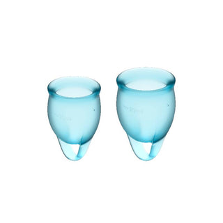 Två Satisfyer Menstruationskopp 2-pack av medicinsk silikon, en märkt 15ml och en 20ml, på vit bakgrund - ett miljövänligt val.