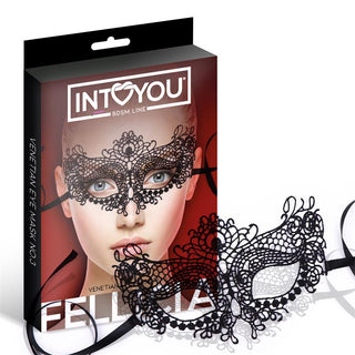 Intoyou Fellicia Mask No. 3 – svart venetiansk ögonmask i spetsdesign med eleganta satinband, visa framför förpackningen där en modell bär masken.