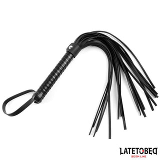 Latetobed Flogger 52 cm är en BDSM-flogger i svart läder med flera svansar och en handledsrem, utformad för varierad stimulering. Med etiketten LATETOBED BDSM LINE i hörnet.