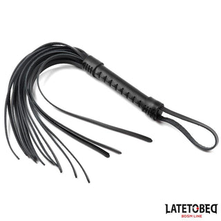 Latetobed Läderflogger 50 cm är en elegant BDSM-flogger i svart läder med flera svansar och ett slingat handtag, perfekt för äventyrlig lek. Med LATETOEBG-logotypen i hörnet för extra känsla.