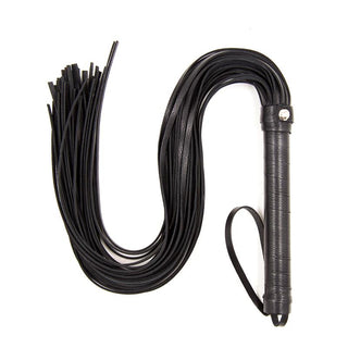 Latetobed BDSM Flogger 69 cm har svart läder med ett omlindat handtag, flera svansar och subtila metalldetaljer, elegant presenterad på en vit bakgrund.