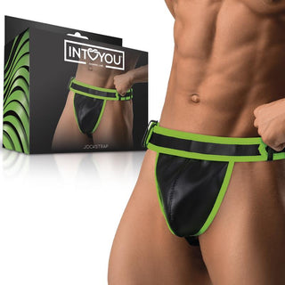 En muskulös man bär Shining Line Glow Jockstrap i svart och grönt; Intoyou-produktlådan visas bredvid honom.