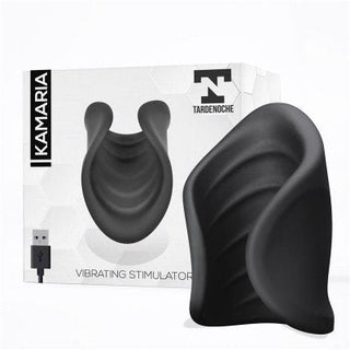 Kamaria USB Silikon Stroker, en svart vibrerande enhet gjord av kroppssäkert silikon med USB-anslutning, är vackert utställd bredvid sin förpackning.