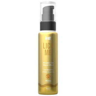 Intt Lick Me Honung 50ml kyssbar gel, i en guldflaska med en svart och grå pump, erbjuder en värmande effekt och är kompatibel med kondomer och sexleksaker. Den har en rik honungssmak med text på engelska och spanska. Innehåller 1,6 fl oz.