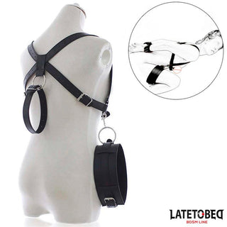 Latetobed Open Leg Bondage visas på skyltdocka, har justerbara remmar för personlig fasthållning; infälld bild visar produkten i användning.