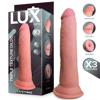 Förpackad Lux Otto Mjuk Dildo 20 cm med tredubbla texturer: slät hud, fast skaft och solid bas. Realistisk dildo som också är kompatibel med strap-on för mångsidig lek.