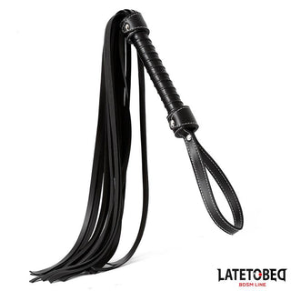 Latetobed Premium Flogger 77cm är tillverkad av svart läder med ett sytt handtag och handledsögla - perfekt för alla som söker en högkvalitativ BDSM-floggerupplevelse.