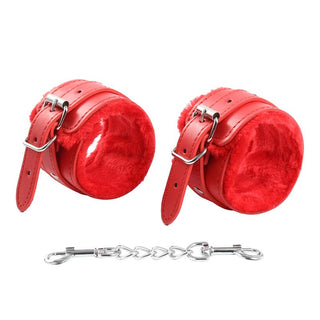 Latetobed Fur Handcuffs har foder i röd fuskpäls, spännen och en avtagbar metallkedja - perfekt för att ge komfort och stil till din BDSM- eller bondagelek.