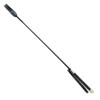 Latetobed Riding Crop 66 cm har en svart design med läderhandtag och platt spets, perfekt för BDSM och dominanslekar. Visas på en vit bakgrund.