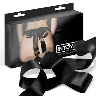 Satin Bondage Ribbon levereras i svart silkeslent satin med en produktbox som föreställer en person med bandet knutet i en rosett runt höfterna.
