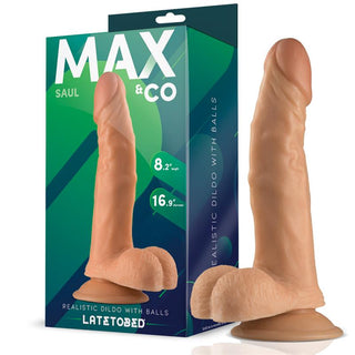 Max & Co Saul Dildo 21 cm med sugpropp och bollar står upprätt bredvid sin förpackning. Tillverkad av kroppssäkert material för en trygg och realistisk känsla.