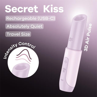 Satisfyer Secret Kiss" är en kompakt, ljusrosa klitorisstimulator som erbjuder USB-C-uppladdning och tyst drift. Idealisk för resor, den ger 3D-tryckvågor med justerbar intensitet. Dess cylindriska design inkluderar sidoknappar för enkel kontroll.