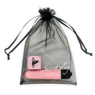 Secret Play Bullet & Tärningskit innehåller en svart nätpåse med en rosa tärning med en positionsikon och en liten rosa vibrerande kula - perfekt för att öka spänningen i ditt sensuella kit.