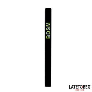 Latetobed Spanking Paddle 38cm är en svart rektangulär paddel med "BDSM" i gröna bokstäver vertikalt och LATETOBED-logotypen i hörnet.