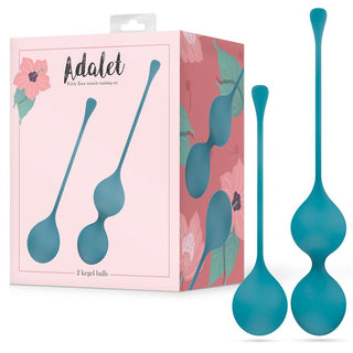 Bilden visar Adalet Geishakulor Set, med eleganta blå kegelbollar bredvid deras blommiga förpackningar, designade för bäckenbottenmusklerträning.