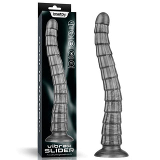 Mörk silikonanaldildo med vibration och sugkopp, avbildad bredvid sin förpackning.