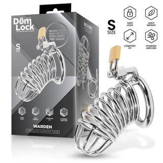 En kyskhetsbur i silvermetall med hänglås, med robust design och slät finish. Förpackningen är delvis synlig.